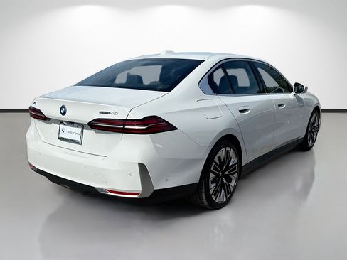 New 2026 BMW i5 eDrive40 image 3