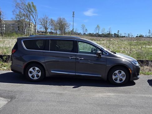 Used 2017 Chrysler Pacifica Touring-L Plus w/ Advanced Safetytec Group FWD image 2