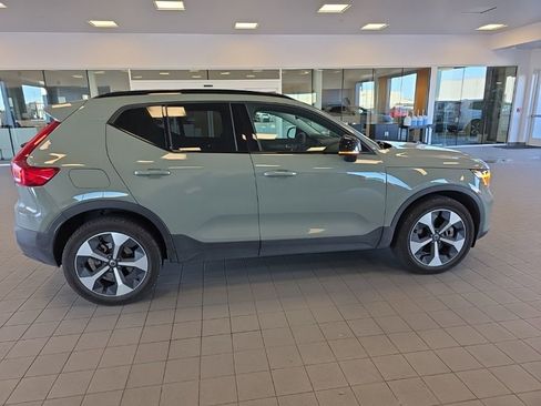 Used 2024 Volvo XC40 B5 Core image 3
