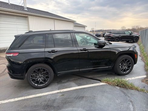 Used 2024 Jeep Grand Cherokee Summit image 3