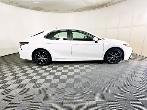 Used 2023 Toyota Camry SE FWD image 2