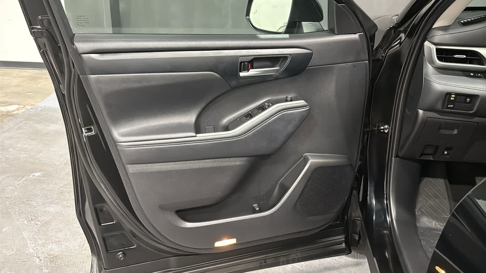 Used 2023 Toyota Highlander XLE AWD/4WD image 9