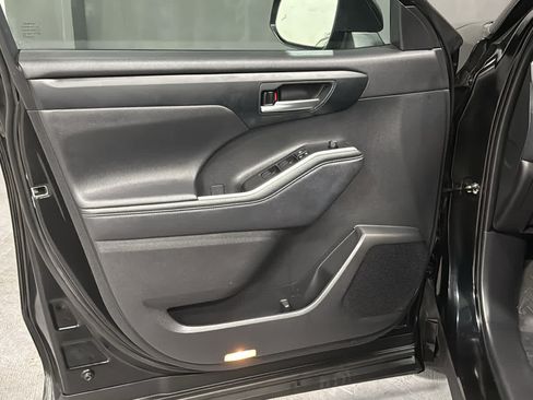 Used 2023 Toyota Highlander XLE AWD/4WD image 9