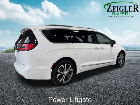 Used 2025 Chrysler Pacifica Pinnacle w/ Trailer Tow Group AWD/4WD image 6
