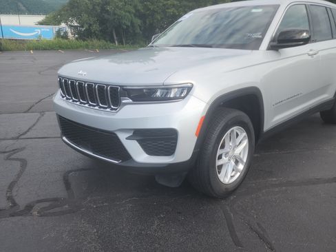 Used 2023 Jeep Grand Cherokee Laredo w/ Luxury Tech Group I AWD/4WD image 2