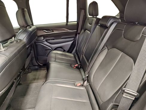 Used 2022 Jeep Grand Cherokee Overland AWD/4WD image 13