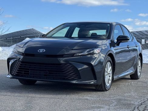 Used 2025 Toyota Camry LE image 1