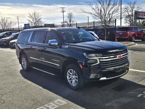 Used 2023 Chevrolet Suburban LT w/ Luxury Package image 2