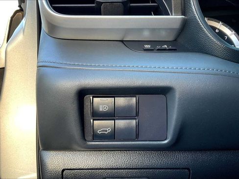 Used 2022 Toyota Highlander LE FWD image 33