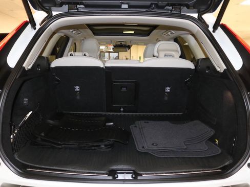 Used 2019 Volvo XC60 T5 Momentum w/ Premium Package image 86