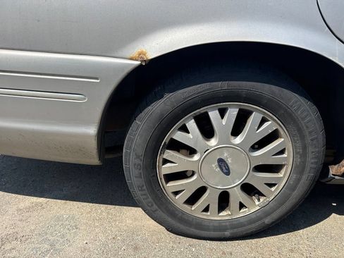 Used 2004 Ford Crown Victoria LX RWD image 7