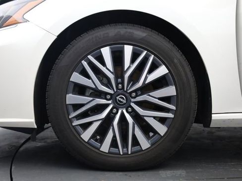 Used 2025 Nissan Altima 2.5 SV image 8