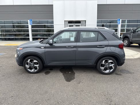 Used 2025 Hyundai Venue SEL FWD image 2