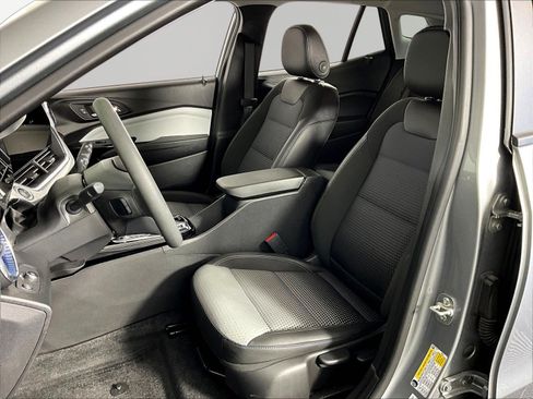 Used 2025 Chevrolet Trax LT FWD image 19