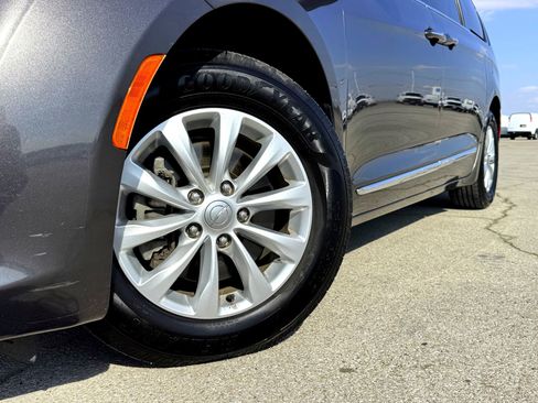 Used 2019 Chrysler Pacifica Touring-L image 2