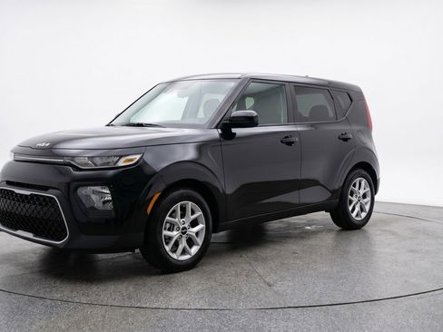 Used 2025 Kia Soul LX w/ LX Technology Package FWD image 2