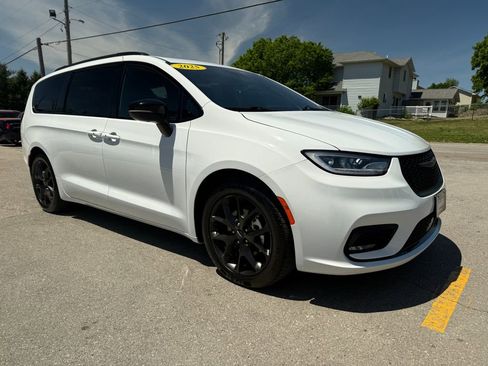 Used 2025 Chrysler Pacifica Limited FWD image 3