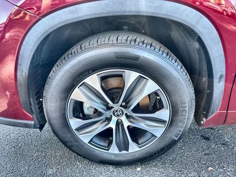 Used 2023 Toyota Highlander XLE image 19