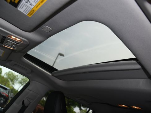 Used 2023 Toyota Highlander XLE FWD image 7