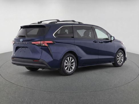 Certified 2026 Toyota Sienna LE AWD/4WD image 4