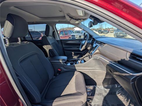 Used 2023 Jeep Grand Cherokee Laredo X image 10