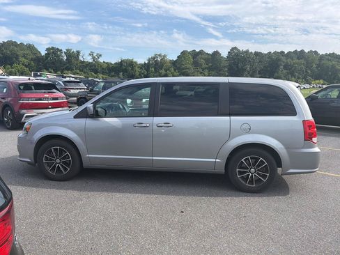 Used 2019 Dodge Grand Caravan SXT w/ Blacktop Package FWD image 2