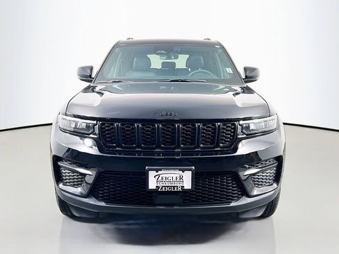 Used 2025 Jeep Grand Cherokee Altitude AWD/4WD image 2