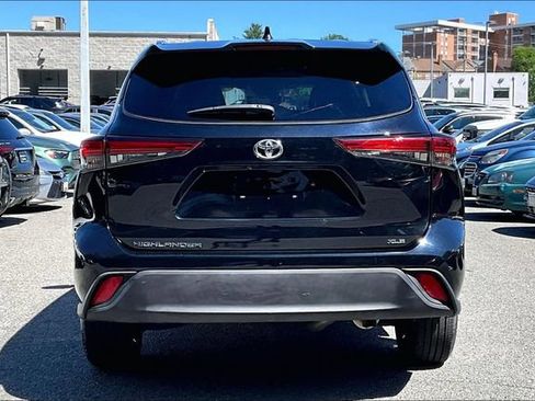 Used 2021 Toyota Highlander XLE FWD image 3