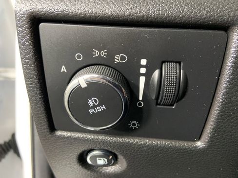 Used 2021 Jeep Grand Cherokee Limited image 9