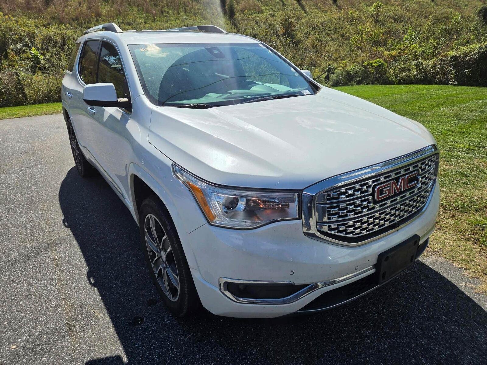 Used 2019 GMC Acadia Denali w/ Technology Package AWD/4WD image 3