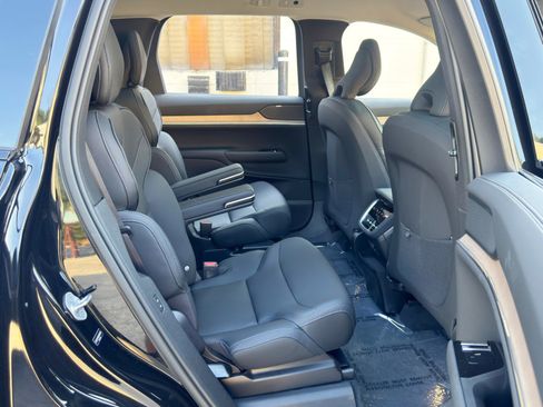 Used 2025 Volvo EX90 Plus AWD/4WD image 40