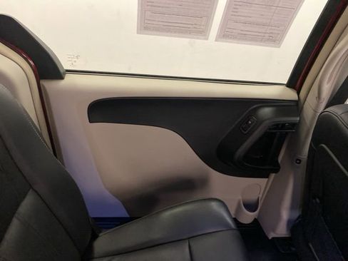 Used 2013 Chrysler Town & Country Touring image 20