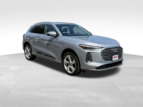 Used 2025 Audi Q5 Premium w/ Premium Plus AWD/4WD image 3
