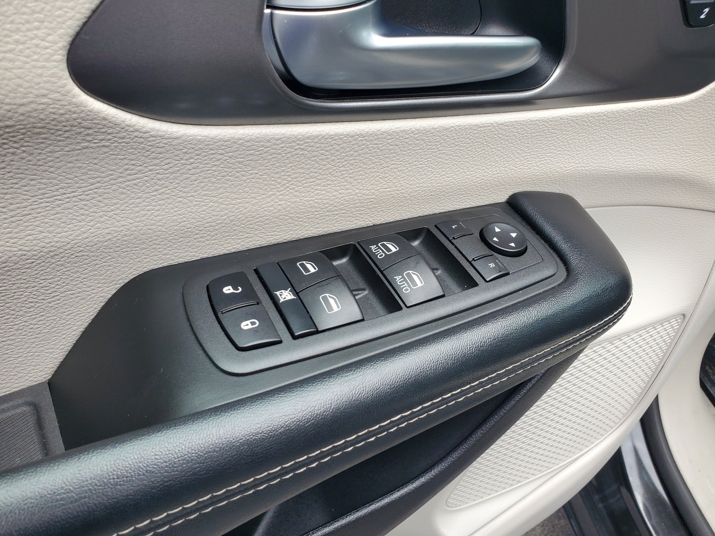 Used 2022 Chrysler Pacifica Touring-L FWD image 9