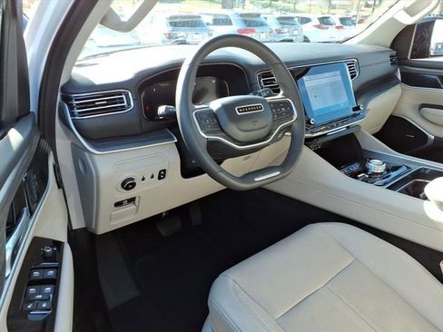 Used 2024 Jeep Wagoneer L Series II w/ Flexible Seating Group image 15