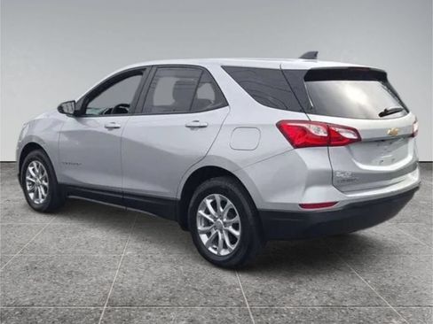 Used 2021 Chevrolet Equinox LS w/ LS Convenience Package FWD image 3
