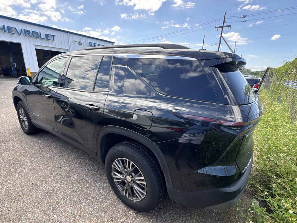 Used 2024 Chevrolet Traverse LT FWD image 9