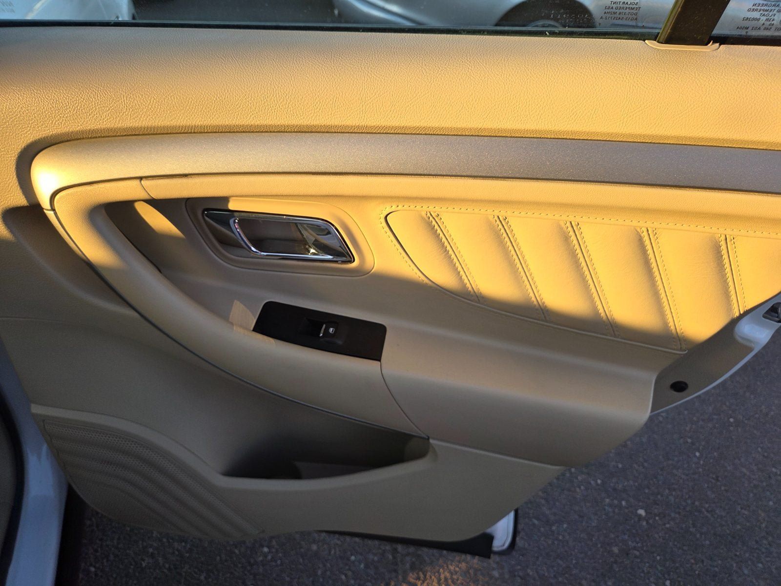 Used 2015 Ford Taurus SE FWD image 12
