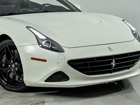 Used 2016 Ferrari California T RWD image 3