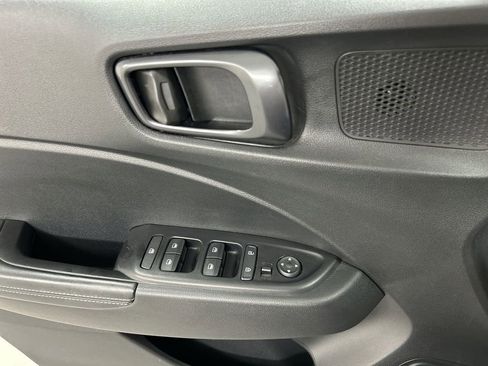 Used 2023 Hyundai Venue Limited FWD image 11