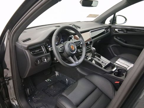 Used 2026 Porsche Macan image 4