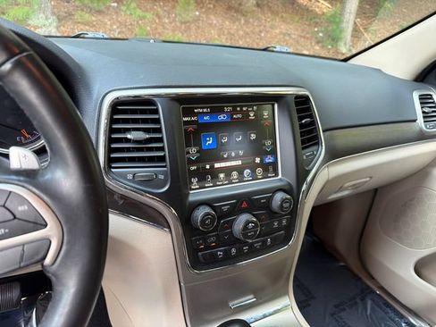 Used 2017 Jeep Grand Cherokee Limited w/ Luxury Group II AWD/4WD image 31