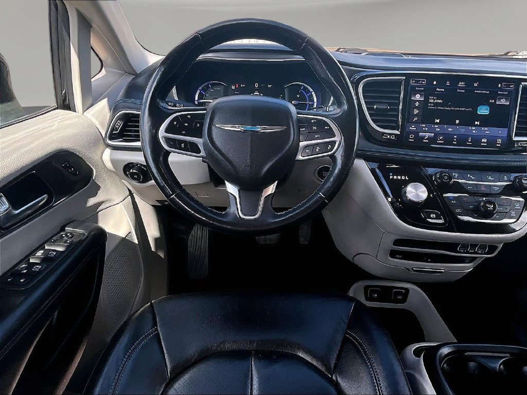 Used 2021 Chrysler Pacifica Touring-L w/ Uconnect Theater Family Group FWD image 10