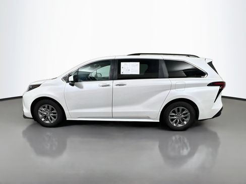 Used 2024 Toyota Sienna XLE FWD image 9
