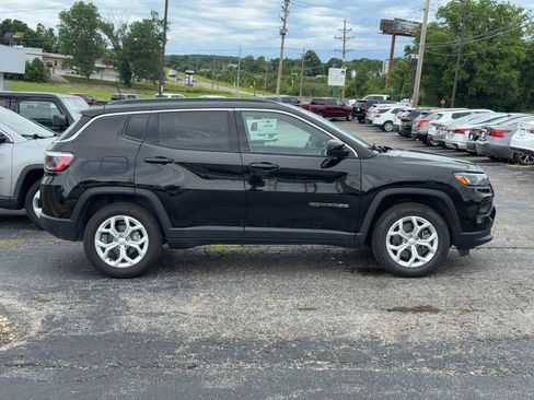 Used 2024 Jeep Compass Latitude AWD/4WD image 2