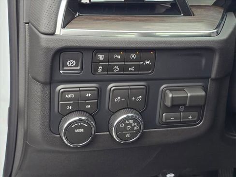 New 2026 Chevrolet Suburban Premier AWD/4WD image 21