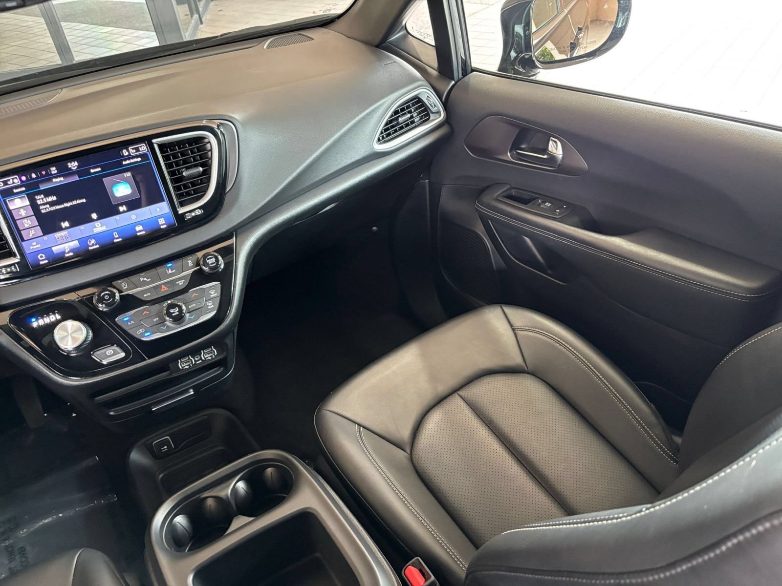 Used 2025 Chrysler Pacifica Select FWD image 36