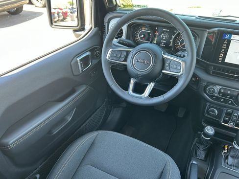 Used 2025 Jeep Wrangler Sahara image 17