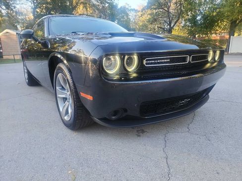 Used 2019 Dodge Challenger SXT image 1