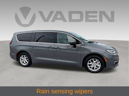 Used 2023 Chrysler Pacifica Touring-L FWD image 25